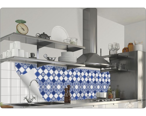 Kuchynská scéna s modro-bielymi vzorovanými nálepkami na obklady ako ochrana proti striekajúcej vode