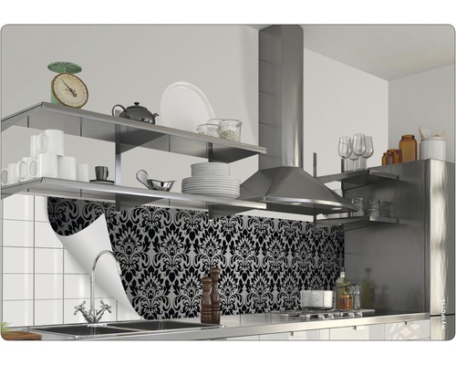 Kuchynská scéna s obkladom s kvetinovým vzorom a policami