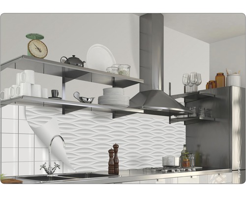 Kuchynská scéna s policami, odsávačom pár a bielymi stenovými panelmi s vlnitým vzorom