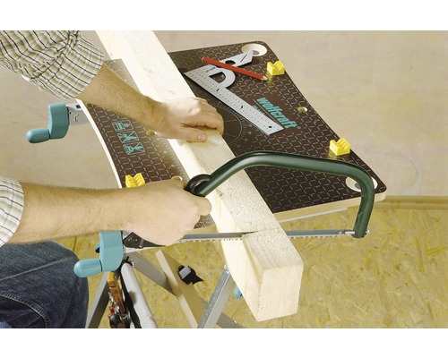 Remeselník reže drevo na pracovnom stole Wolfcraft