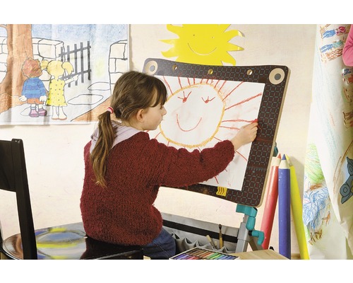 Dievča maľuje slnko na maliarskom stojane