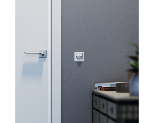 Scéna s pohybovým senzorom na stene pri dverách