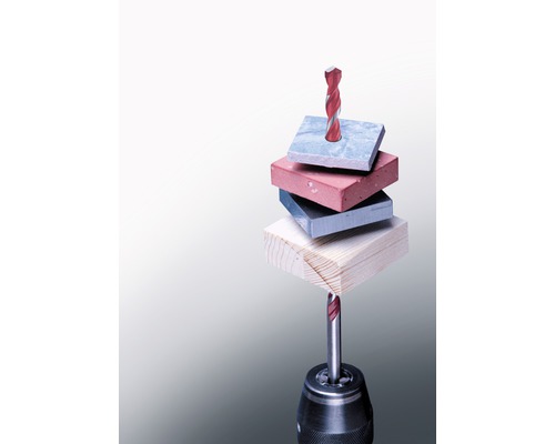 Vŕtačka so špirálovým vrtákom pri vŕtaní rôznych materiálov