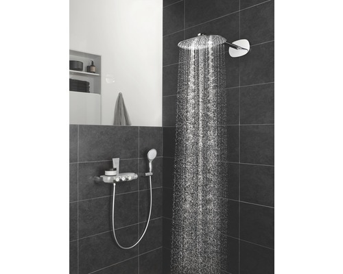 Kúpeľňa s hlavovou a ručnou sprchou na tmavej stene s dlaždicami