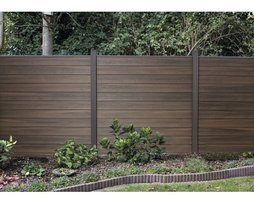 Záhrada s dreveným plotom na ohraničenie pozemku