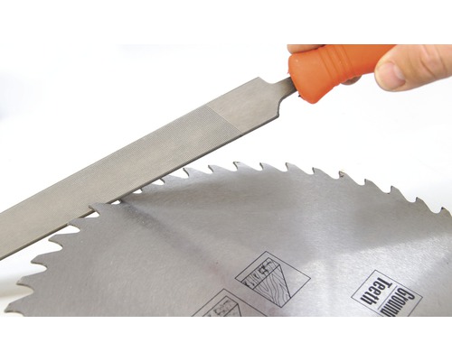 Ostrzenie pílového kotúča pomocou pilníka na pílu