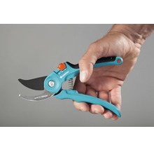 Záhradné nožnice v ruke