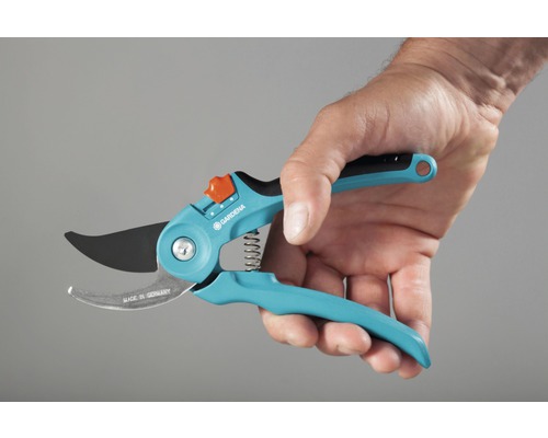 Záhradné nožnice v ruke