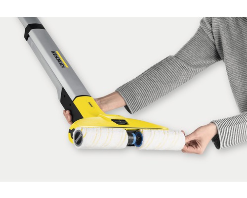 Čistič tvrdých podláh Kärcher s rotačnými valcami v prevádzke.