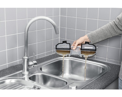 Vyprázdňovanie nádoby na špinavú vodu z čistiaceho zariadenia do umývadla