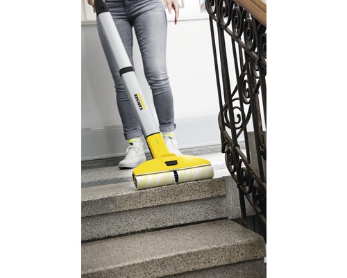 Osoba čistí schodisko pomocou čističa tvrdých podláh Kärcher