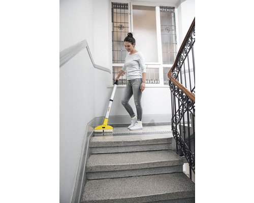 Žena čistí schody elektrickým mopom Kärcher