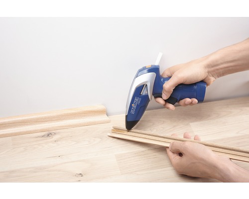 Teplovzdušná pištoľ pri lepení drevených líšt