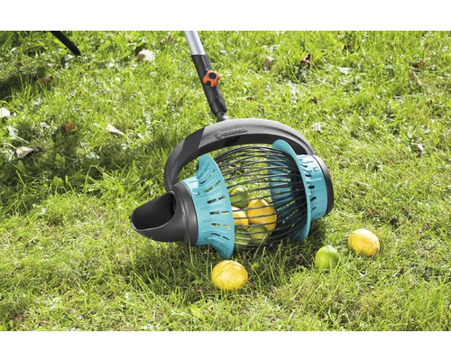 Zberač ovocia Gardena s ovocím v tráve