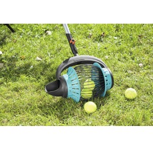 Zberač loptičiek Gardena v akcii na trávniku s tenisovými loptičkami.