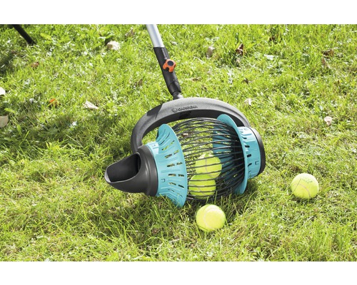 Zberač loptičiek Gardena v akcii na trávniku s tenisovými loptičkami.