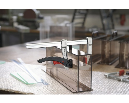 Zlepený obrobok upevnený jednoručnou svorkou