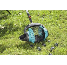 Zberač ovocia Gardena v prevádzke na trávniku so slivkami.