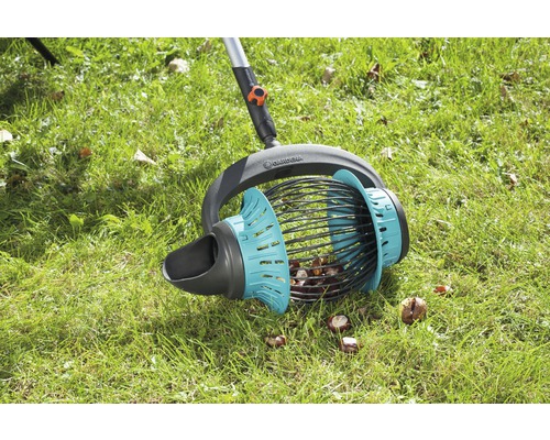 Zberač bobúľ Gardena na trávniku s gaštanmi