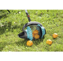 Zberač ovocia Gardena na trávniku s pomarančami