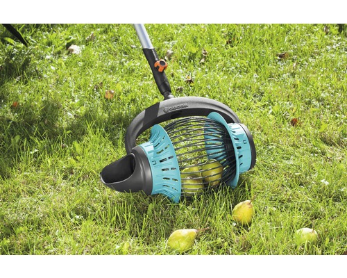 Zberač ovocia Gardena pri použití na trávniku so zrelým ovocím.
