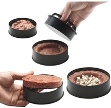 Lis na hamburgery s mäsom a syrom v rôznych fázach prípravy.