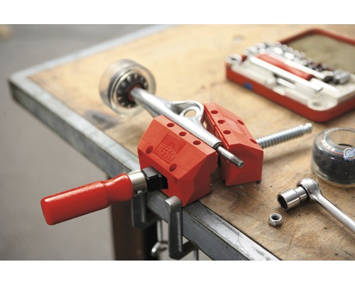 Náprava skateboardu upnutá v zveráku na pracovnom stole