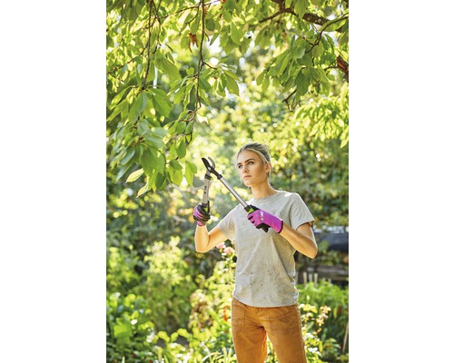 Žena strihá konáre záhradnými nožnicami na konáre