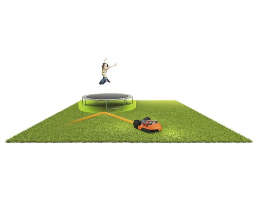 Trávnik s trampolínou, skákajúcou osobou a robotickou kosačkou.