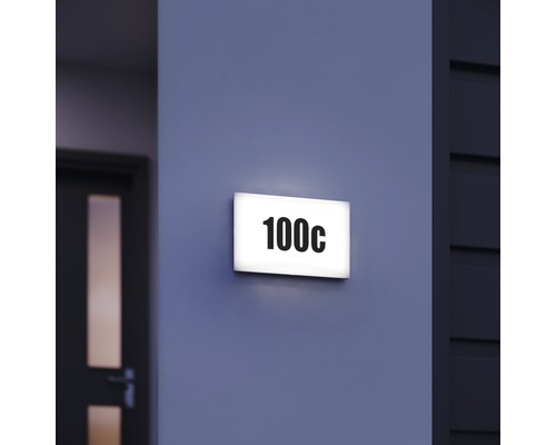 Osvetlená tabuľka s číslom domu s číslom 100c na stene
