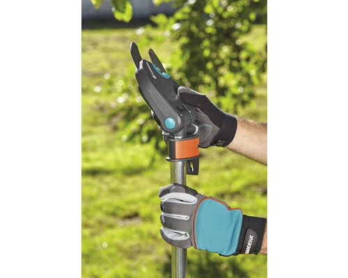 Starostlivosť o záhradu: Osoba ovláda nožnice na konáre s násadou