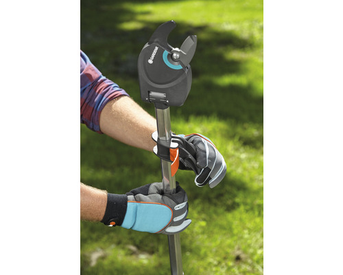 Osoba obsluhuje nožnice na konáre Gardena s násadou.