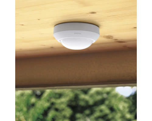 Stropný senzor na detekciu pohybu pod dreveným stropom