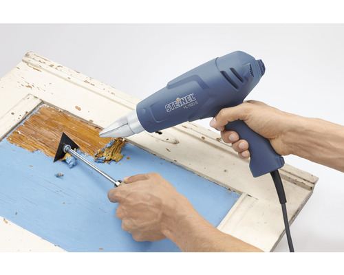 Odstraňovanie farby teplovzdušnou pištoľou a škrabkou.