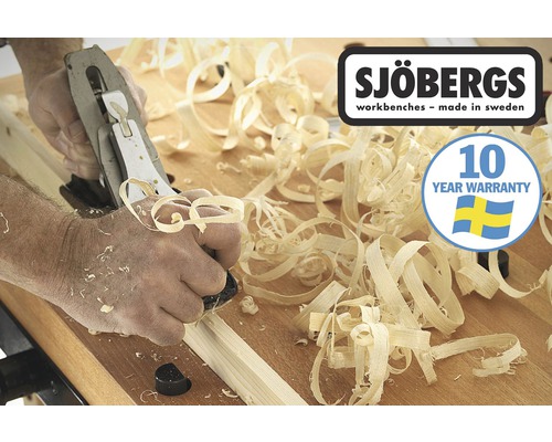 Muž hobľuje drevo na hoblice Sjöbergs, obklopené drevenými hoblinami. Logo Sjöbergs. Značka 10-ročnej záruky.