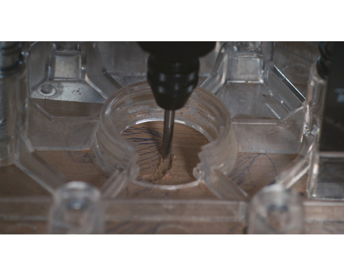 Detail CNC frézky obrábajúcej drevo