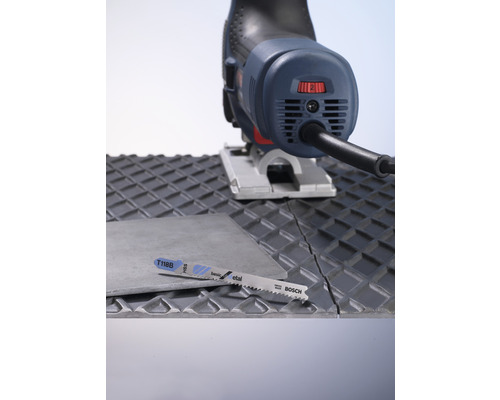 Priamočiara píla a pílový list režú dlaždicu