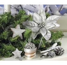 Vianočná dekorácia s jedľovými konármi, hviezdami, vianočnou hviezdou, škoricou a šiškami