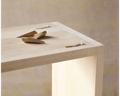 Drevený stôl s drevenými klinmi na upevnenie nábytku