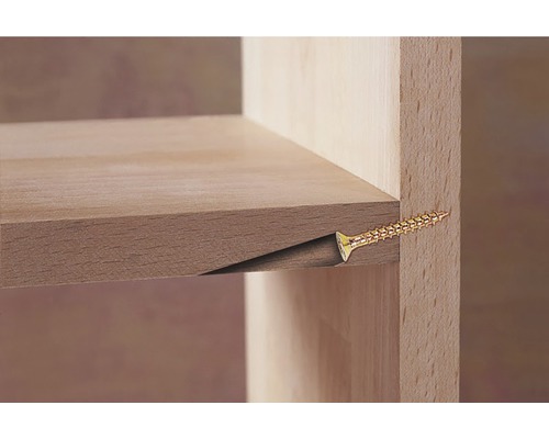 Detailný pohľad na konštrukciu drevenej police so skrutkou