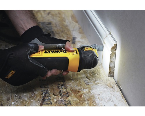 Oscilačný nástroj DeWalt používaný na rezanie podlahových líšt