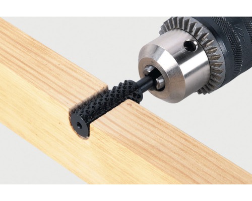 Drevoobrábacia fréza s vŕtačkou na kuse dreva