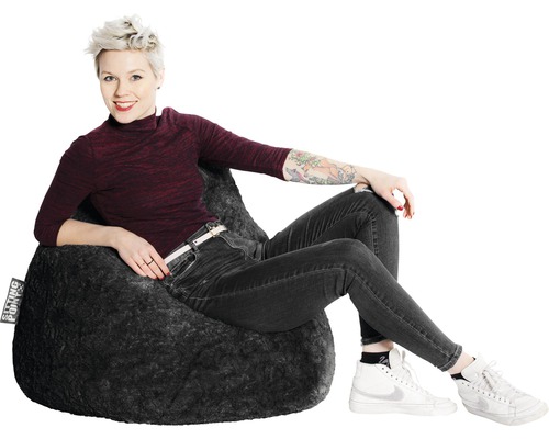 Žena sedí na sivom sedacom vaku