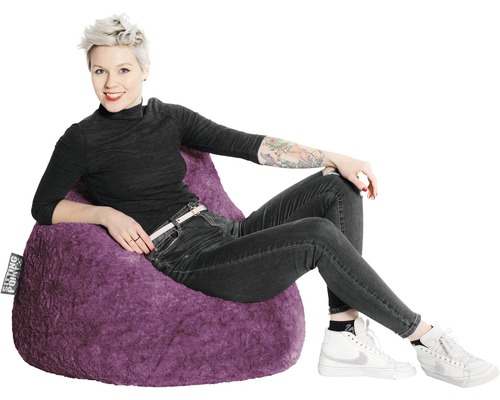 Žena sedí na fialovom sedacom vaku