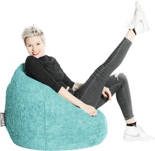 Žena sedí uvoľnene na tyrkysovom sedacom vaku