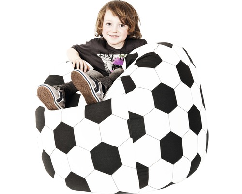 Chlapec sedí na sedacom vaku s futbalovým vzorom