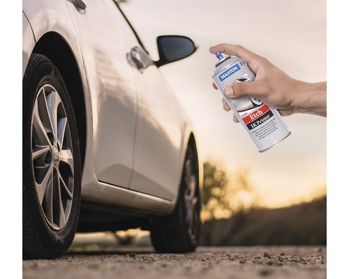 Ruka drží sprej Maston Etch 1K Primer pred autom.