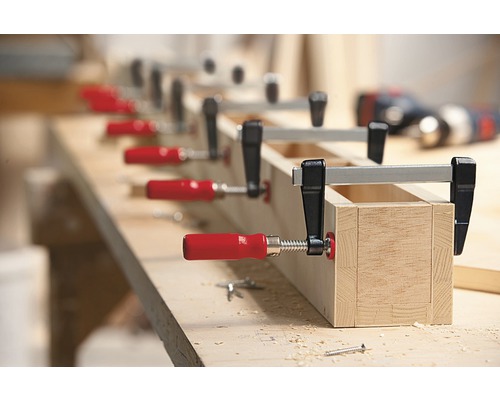 Drevený obrobok je zlepený svorkami