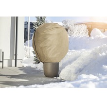 Kvetináč so zimnou ochrannou kapucňou v zasneženej záhrade