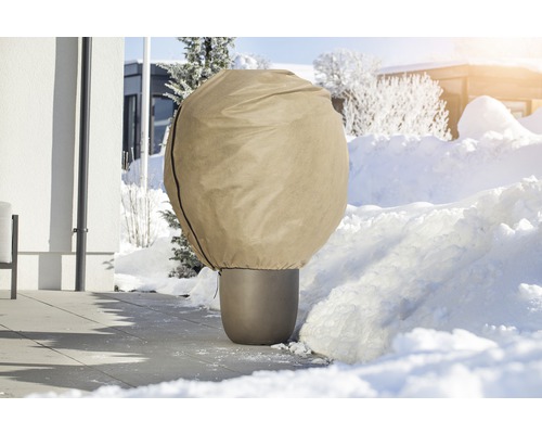 Kvetináč so zimnou ochrannou kapucňou v zasneženej záhrade